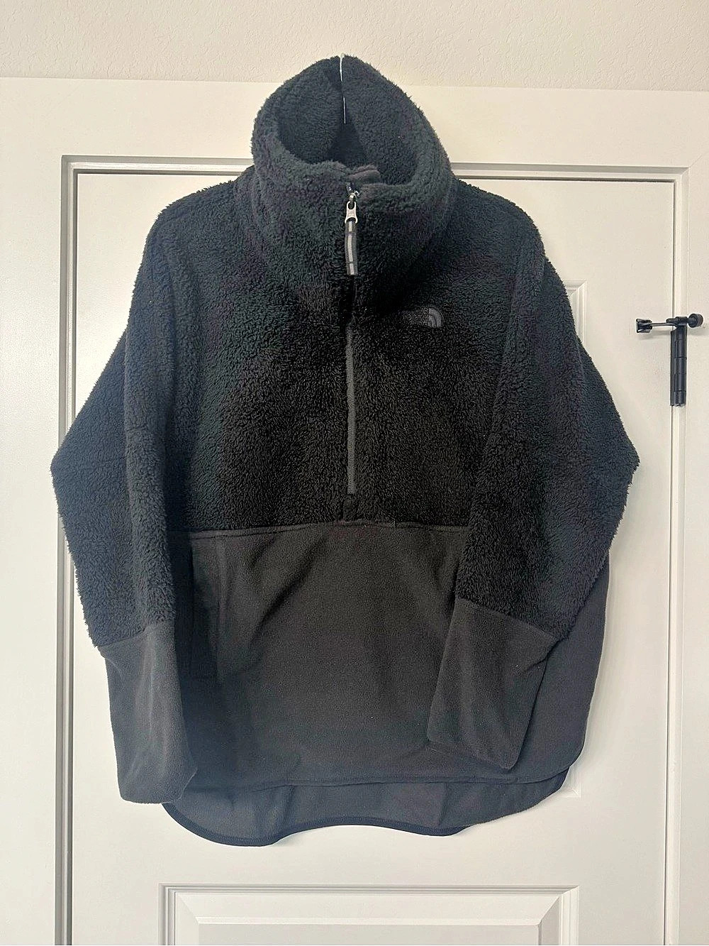 The North Face Women’s Oversized Pullover Jacket Black Fleece